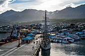 Kreuzfahrtschiff an einem Pier in Ushuaia, Feuerland, Argentinien, Südamerika