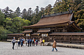 Pilger und Blick auf den Kumano-Hongu-Schrein entlang der alten Pilgerroute Kumano Kodo in der Nähe von Hongu, Honshu, Japan, Asien