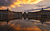 Sonnenuntergang am Place de la Bourse zur blauen Stunde, Bordeaux, Gironde, Aquitanien, Frankreich, Europa