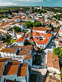 Drohnenansicht von Obidos, einer Stadt in der Region Oeste, historische Provinz Estremadura und Bezirk Leiria, Portugal, Europa