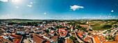 Drohnen-Panoramablick auf Obidos, eine Stadt in der Region Oeste, historische Provinz Estremadura und Bezirk Leiria, Portugal, Europa