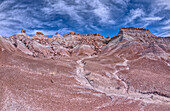 Bröckelnde Klippen eines Tafelbergs nahe Hamilili Point im Petrified Forest, Arizona, Vereinigte Staaten von Amerika, Nordamerika