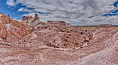 Hoodoo-Türme, die sich über das Tal unterhalb der Südseite von Blue Mesa im Petrified Forest National Park erheben, Arizona, Vereinigte Staaten von Amerika, Nordamerika