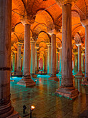 Zisterne der Basilika mit orangefarbener Beleuchtung. Istanbul, Türkei, Europa