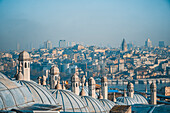 Blick über Istanbul und den Galata-Turm über eine Gruppe von Dachkuppeln, Istanbul, Türkei, Europa