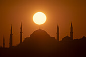 Sonne auf der Kuppel der Hagia Sophia Moschee, UNESCO Weltkulturerbe, Istanbul, Türkei, Europa