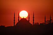 Perfekt ausgerichtete Sonne bei Sonnenuntergang auf der Kuppel der Sultanahmet Camii Moschee, UNESCO-Weltkulturerbe, Istanbul, Türkei, Europa