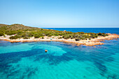 Drohnen-Luftaufnahme eines Kajaks auf dem türkisfarbenen Wasser, Sardinien, Italien, Mittelmeer, Europa