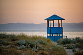 Strandwachturm bei Sonnenuntergang an einem wilden Strand, Sardinien, Italien, Mittelmeer, Europa