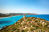 Luftaufnahme eines historischen Turms mit Strand von Porto Giunco mit weißem Sand und türkisfarbenem Wasser, Sardinien, Italien, Mittelmeer, Europa