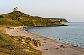 San Giovanni di Sinis Strand mit historischem Turm auf dem Kap San Marco, Sardinien, Italien, Mittelmeer, Europa