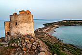 San Giovanni di Sinis historischer Turm, Drohnen-Luftaufnahme von San Marco Cape bei Sonnenuntergang, Sardinien, Italien, Mittelmeer, Europa