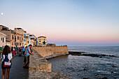 Stadtmauer von Alghero und historische Gebäude bei Sonnenuntergang, Alghero, Sardinien, Italien, Mittelmeer, Europa