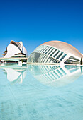 Spiegelungen im Palau de les Arts Reina Sofia (Kunstpalast der Königin Sofia) und im Museu de les Ciencies Principe Felipe (Wissenschaftsmuseum Principe Felipe) der Ciudad de las Artes y las Ciencias (Stadt der Künste und der Wissenschaften), Valencia, Spanien, Europa