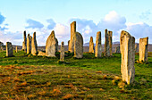 Sonnenaufgang über Callanish (Calanais) Standing Stones, dem neolithischen Denkmal in Callanish, Isle of Lewis, Äußere Hebriden, Schottland, Vereinigtes Königreich, Europa