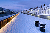 Ullapool Harbourfront in der Abenddämmerung im Winter, Ullapool, Ross and Cromarty, Schottische Highlands, Schottland, Vereinigtes Königreich, Europa