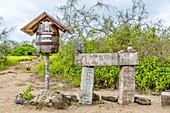 Das Galapagos-Postamt, in dem seit dem 18. Jahrhundert Seeleute Briefe für heimkehrende Besatzungen zur Zustellung hinterließen, Insel Floreana, Galapagos, UNESCO-Weltnaturerbe, Ecuador, Südamerika