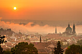 St.-Nikolaus-Kirche am nebligen Morgen bei Sonnenaufgang, Prag, Tschechische Republik (Tschechien), Europa