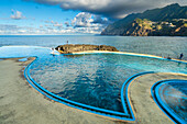 Schwimmbäder an der Küste in der Nähe der Berge bei Porto da Cruz, Bezirk Machico, Madeira, Portugal, Atlantik, Europa