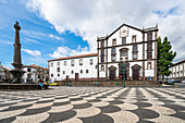 Die Kirche des Heiligen Johannes des Evangelisten des Kollegiums von Funchal und der Wasserbrunnen am Praca do Municipio, Funchal, Madeira, Portugal, Atlantik, Europa