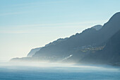 Fernsicht auf die Meeresküste und die Städte Sao Vicente und Ponta Delgada an einem nebligen Morgen, Madeira, Portugal, Atlantik, Europa