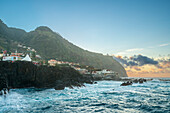 Vulkanische Küste von Porto Moniz bei Sonnenuntergang, Madeira, Portugal, Atlantik, Europa