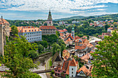 Moldau bei der Staatsburg und dem Schloss Cesky Krumlov in der Stadt, UNESCO-Weltkulturerbe, Cesky Krumlov, Südböhmische Region, Tschechische Republik (Tschechien), Europa