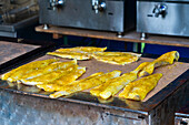 Fischfilets auf dem Grill während der Fischernte am Rozmberk-Teich, UNESCO-Biosphäre, Trebon, Bezirk Jindrichuv Hradec, Südböhmische Region, Tschechische Republik (Tschechien), Europa