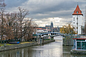 Wasserturm der Kleinseite, Brücke zur Kinderinsel (Detsky ostrov) und Festung Vysehrad im Hintergrund, Prag, Tschechische Republik (Tschechien), Europa