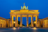 Brandenburger Tor am Pariser Platz in der Abenddämmerung, Berlin, Deutschland, Europa