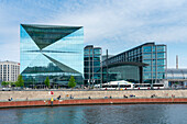 Moderner 3XN Cube Berlin und Berliner Hauptbahnhof an der Spree, Berlin, Deutschland, Europa