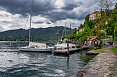 Boote vor Anker am Ortasee, Orta, Bezirk Novara, Italienische Seen, Piemont, Italien, Europa