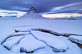 Der berühmte Kirkjufell, der Berg mit dem Aussehen eines Hexenhuts, aufgenommen mit einer Langzeitbelichtung an einem kalten Wintermorgen, Grundafjordur, Island, Polarregionen