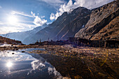 Berghänge, die sich in einer Wasserpfütze in landwirtschaftlichen Feldern spiegeln, Dorf Lang Tang, Himalaya, Nepal, Asien