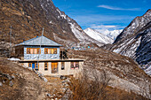 Tserko Ri und Gangchempo überragen ein rustikales Haus im Himalaya, Langtang-Tal-Trek, Himalaya, Nepal, Asien