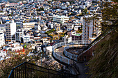 Glover Sky Road Fußweg vor der Skyline und den Dächern von Nagasaki, Kyushu, Japan, Asien