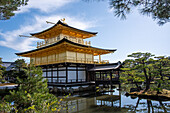 Goldener Tempel (Kinkaku-ji), der sich im umgebenden Teich spiegelt, UNESCO-Weltkulturerbe, Kyoto, Honshu, Japan, Asien