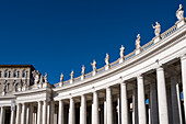 Detail der dorischen Kolonnaden auf dem Petersplatz, die den Eingang zum Petersdom einrahmen, Vatikanstadt, die päpstliche Enklave in Rom, UNESCO-Weltkulturerbe, Rom, Latium, Italien, Europa