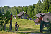 Eingang zu den ländlichen Unterkünften von Miskiniskes, Aukstaitija-Nationalpark, Litauen, Europa