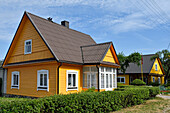 Typisches Holzhaus in Paluse, Aukstaitija-Nationalpark, Litauen, Europa