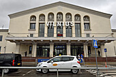 Taxi vor dem Vilniuser Flughafen, Vilnius, Litauen, Europa