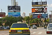 Gelbes Taxi in einer Straße im Stadtteil San Francisco, Panama-Stadt, Republik Panama, Mittelamerika