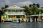 Holzhäuser auf Stelzen in der Stadt Bocas del Toro, Insel Colon, Bocas del Toro Archipel, Republik Panama, Mittelamerika