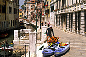 Kajaktour im Stadtteil Cannaregio, Venedig, UNESCO-Welterbe, Region Venetien, Italien, Europa