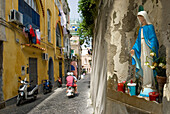 Oratorium in einer Straße auf der Insel Procida, Region Kampanien, Italien, Europa