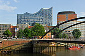 Elbphilharmonie, eine Konzerthalle, die vom Schweizer Architekturbüro Herzog und de Meuron auf einem alten Speichergebäude errichtet wurde, von der Niederbaumbrücke aus gesehen, HafenCity, Hamburg, Deutschland, Europa