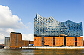 Elbphilharmonie, eine Konzerthalle, die vom Schweizer Architekturbüro Herzog und de Meuron auf einem alten Speichergebäude errichtet wurde, von einer Elbfähre aus gesehen, HafenCity, Hamburg, Deutschland, Europa