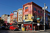 Farbige Häuser in der South Street an der Kreuzung mit der 3rd Street, Philadelphia, Commonwealth of Pennsylvania, Vereinigte Staaten von Amerika, Nordamerika