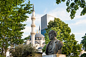 Büste von Jeronim de Rada, 1814-1903, einflussreichster albanischer Schriftsteller des 19. Jahrhunderts, mit der Namazgjah Moschee im Hintergrund, Tirana, Albanien, Europa