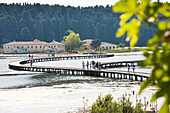 Holzbrücke, die zum byzantinischen Zvernec-Kloster auf der Insel Zvernec in der Narta-Lagune führt, an der Adria, nördlich von Vlora, Albanien, Europa